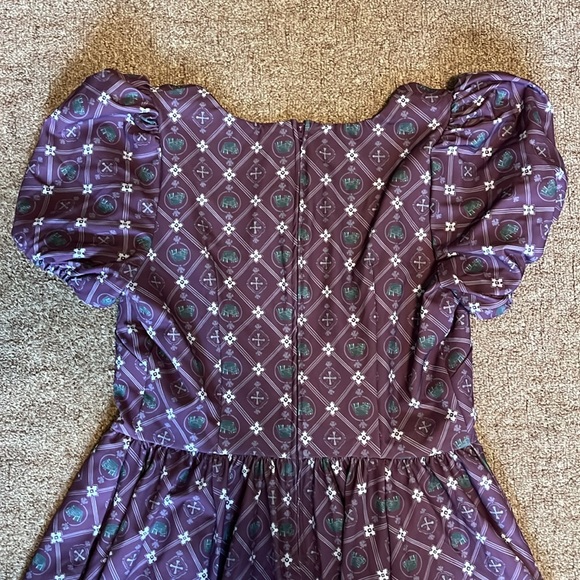 PUG Lucrezia Day in Crown print crepe dress - Picture 4 of 4